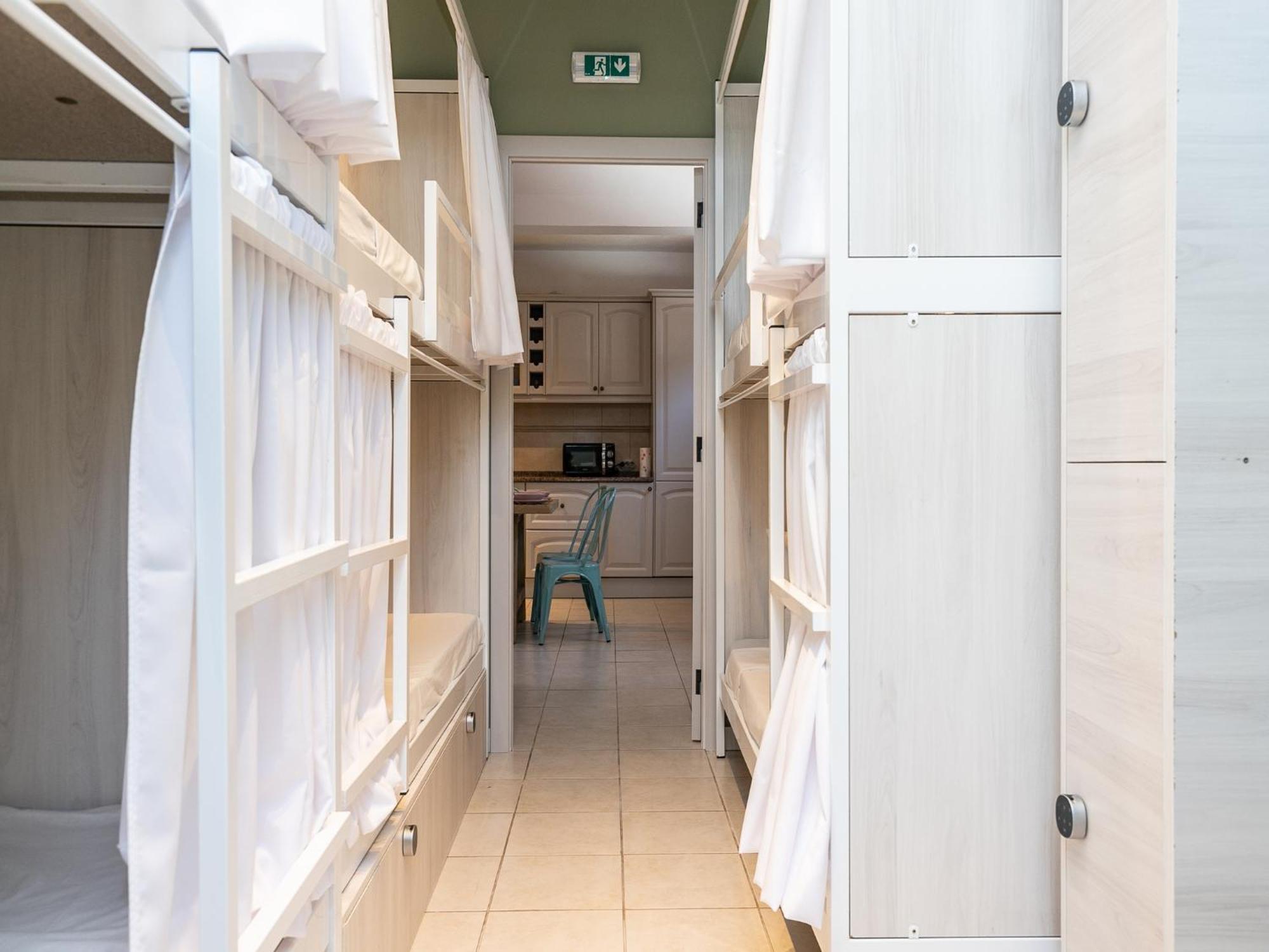 Walk In Airport Hostal *
