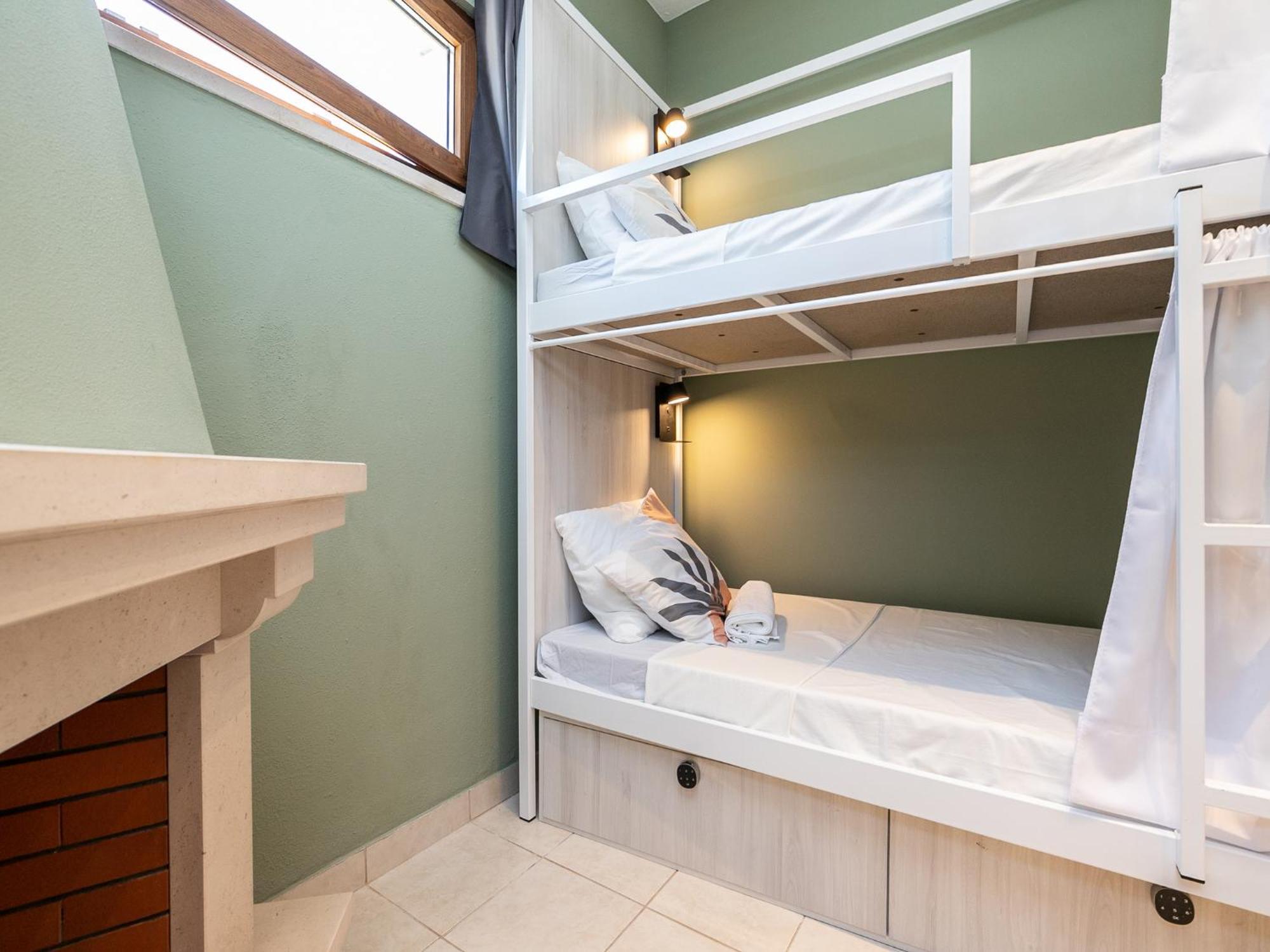 Walk In Airport Hostel FAO